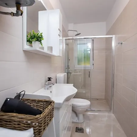 Big Tree & The Nest - Free Parking