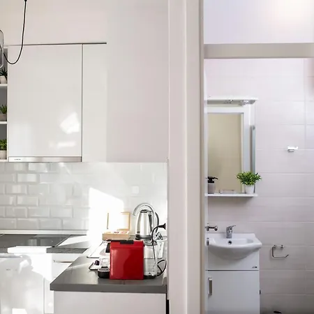 Big Tree & The Nest - Free Parking